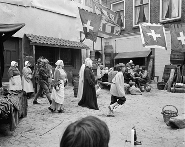102258 Afbeelding van de opvoering van een middeleeuws tafereel op het Buurkerkhof te Utrecht, in verband met opnames ...